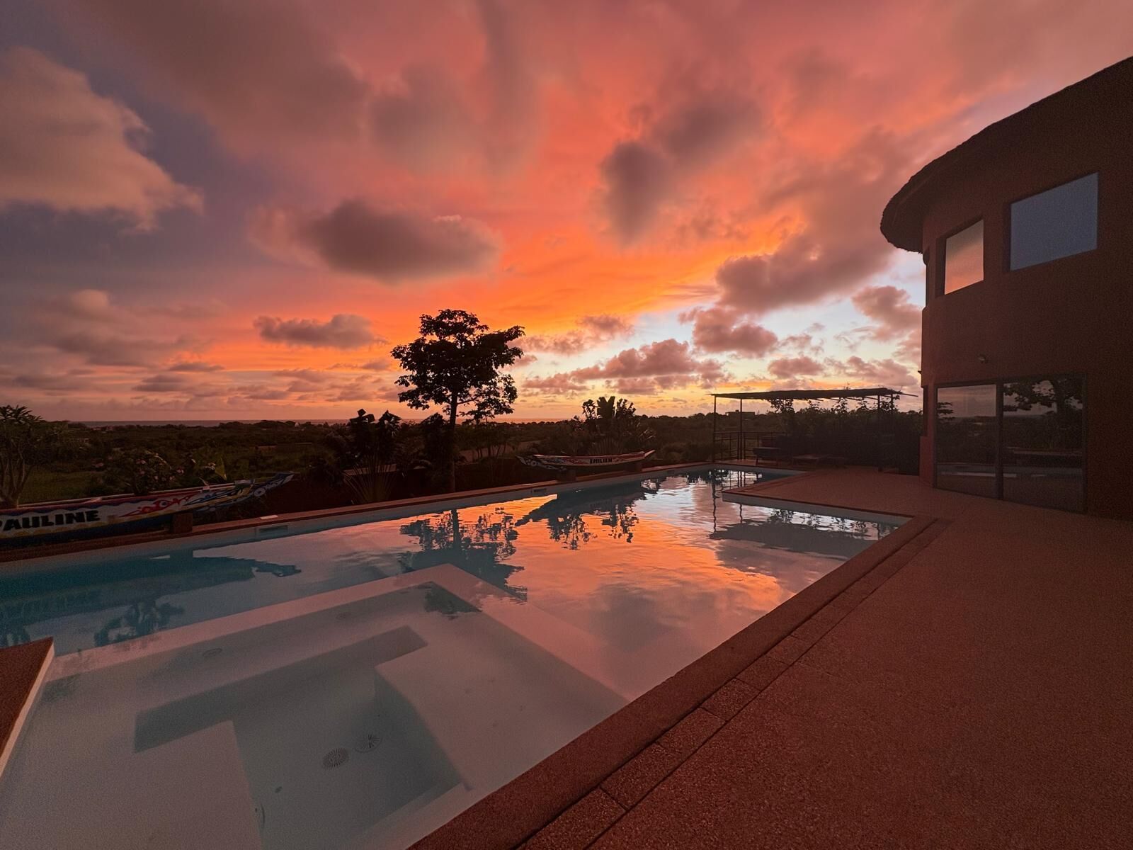 Una piscina al aire libre (de 08:00 a 22:00), sombrillas, tumbonas