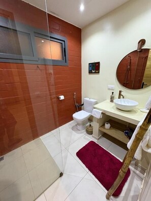 Exclusive Villa, Pool View | Bathroom | Shower, hair dryer, towels, soap - Lodge Terre et Mer (Guereo)