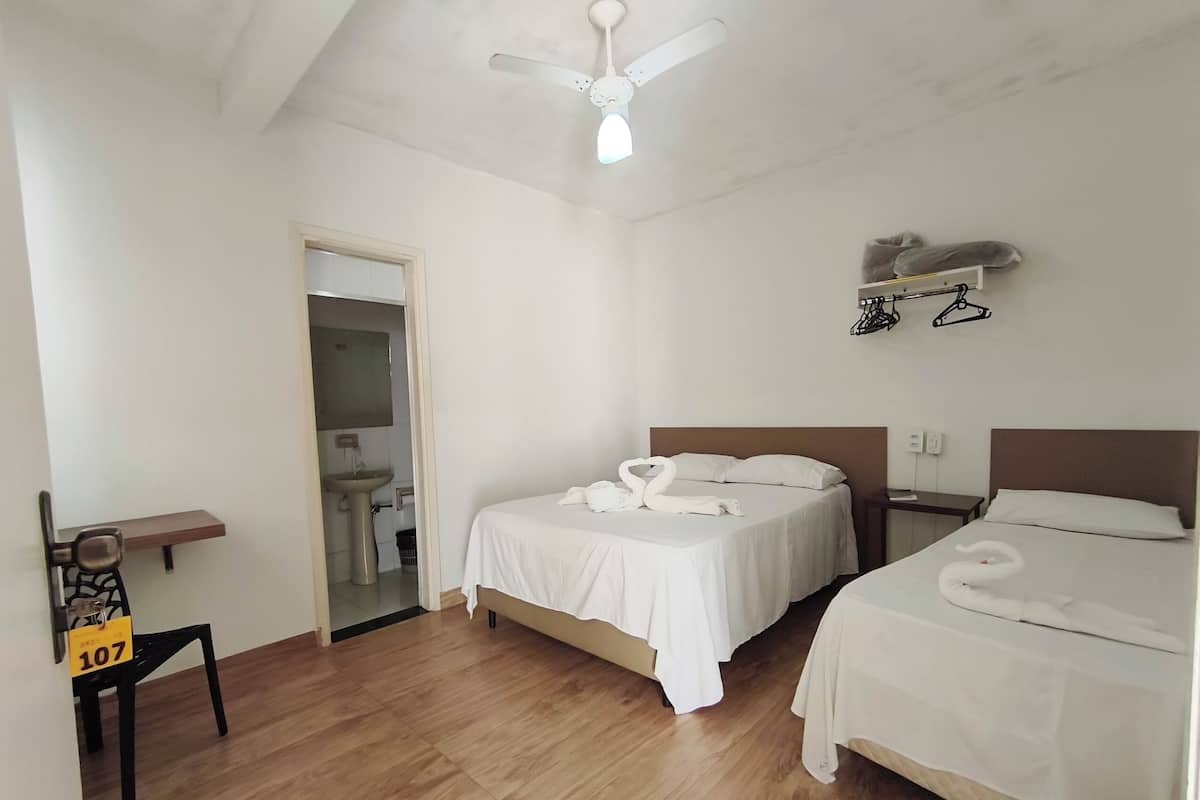 Habitación económica con 2 camas individuales | Escritorio, espacio para trabajar con un portátil, wifi gratis
