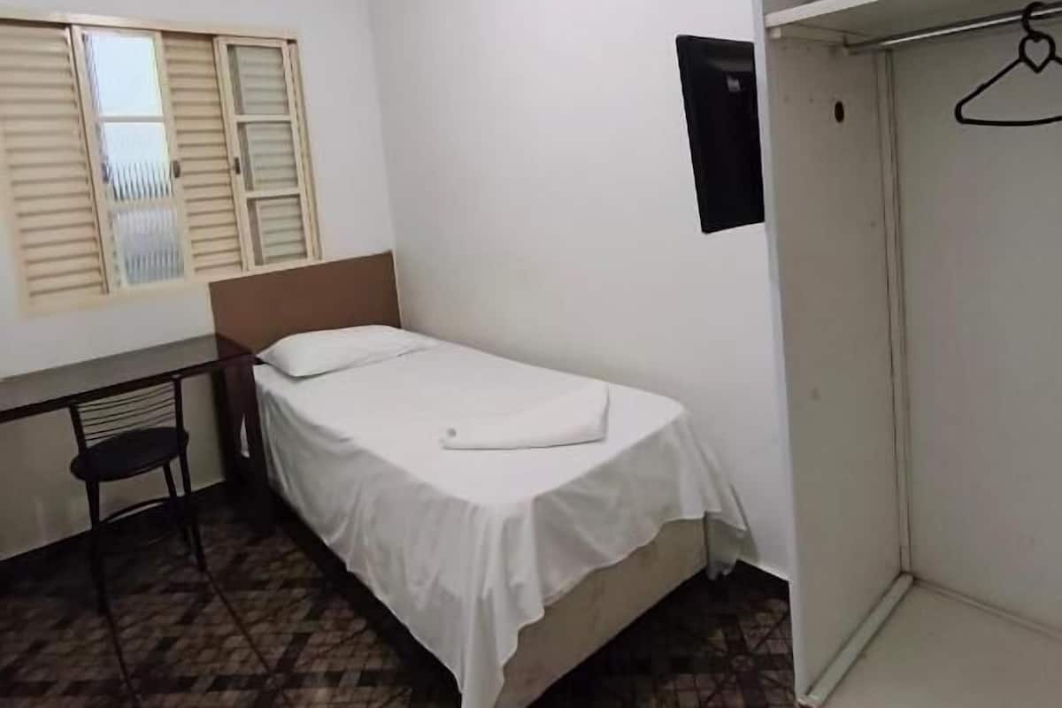 Habitación individual económica | Escritorio, espacio para trabajar con un portátil, wifi gratis