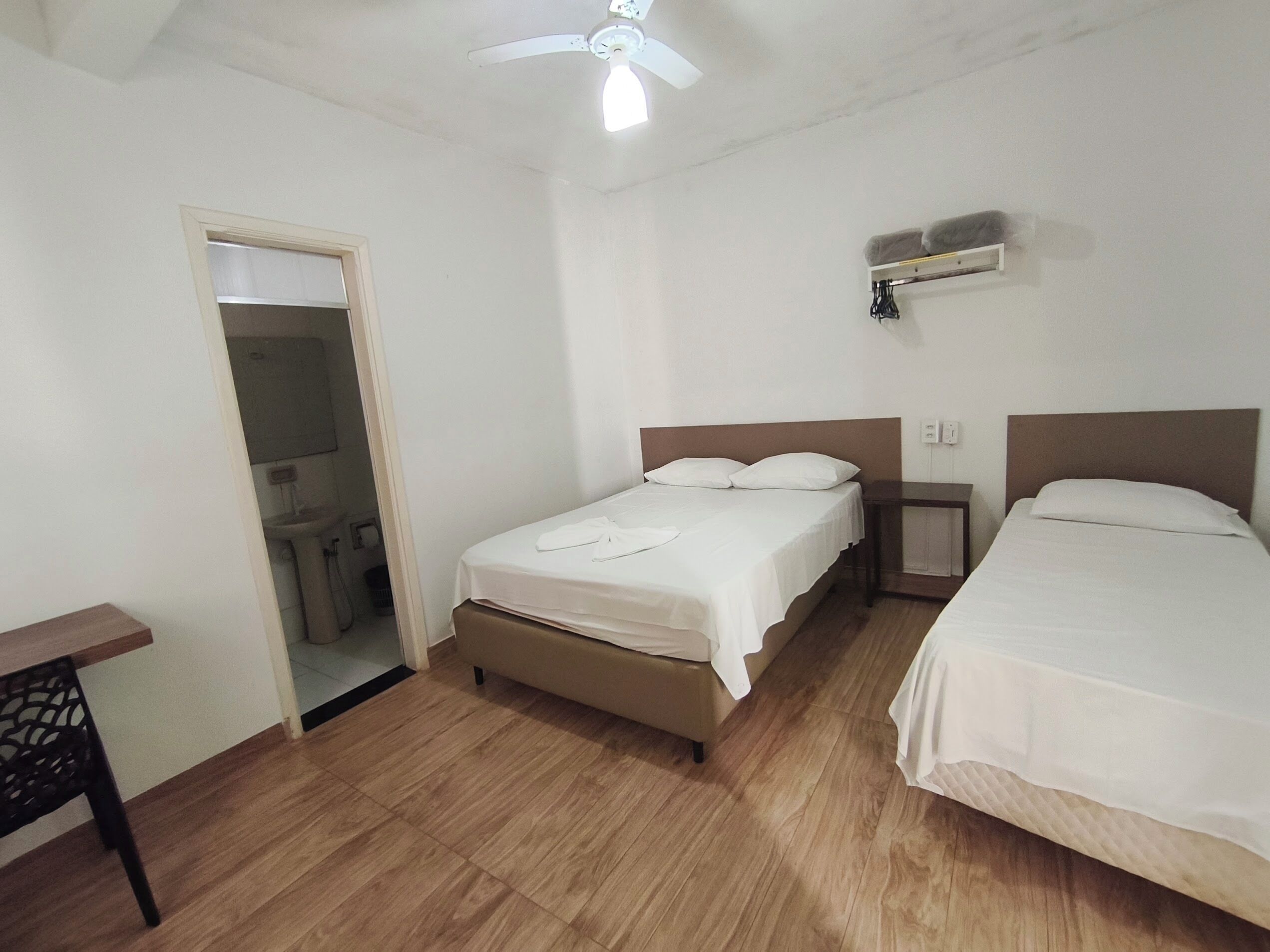Habitación económica con 2 camas individuales | Escritorio, espacio para trabajar con un portátil, wifi gratis