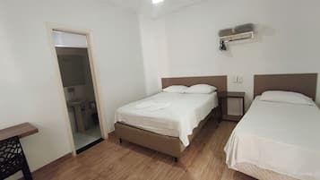 Habitación económica con 2 camas individuales | Escritorio, espacio para trabajar con un portátil, wifi gratis