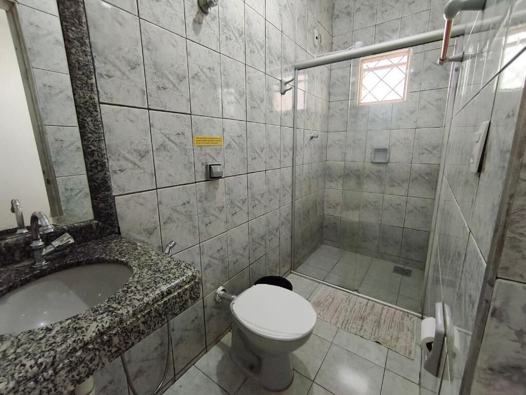 Habitación económica doble | Baño | Ducha, toallas, jabón y papel higiénico