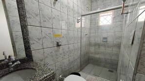 Economy Double Room | Bathroom | Shower, towels, soap, toilet paper - Hotel Mirian (Patos de Minas)
