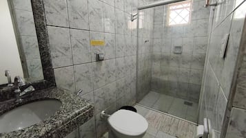 Habitación económica doble | Baño | Ducha, toallas, jabón y papel higiénico