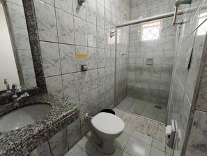 Ducha, toallas, jabón, papel higiénico