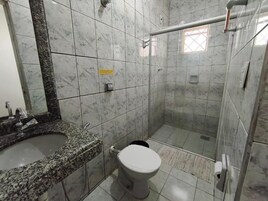 Quarto casal econômico | Banheiro | Chuveiro, toalhas de banho, sabonete, papel higiênico
