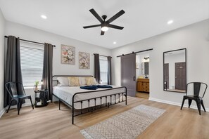 5 bedrooms - Lovely and Stylish Modern Home Near Downtown (San Antonio)