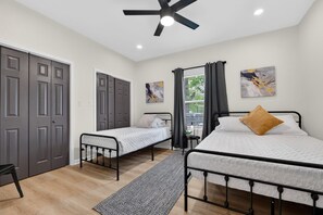 5 bedrooms - Lovely and Stylish Modern Home Near Downtown (San Antonio)