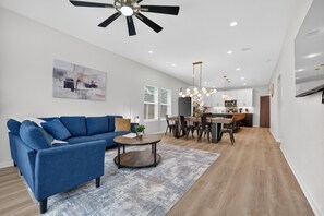 5 bedrooms - Lovely and Stylish Modern Home Near Downtown (San Antonio)