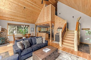TV, fireplace, video games - Spacious cabin with forest views, hot tub, BBQ, wrap around deck (Mount Hood Village)