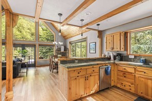 Fridge, microwave, oven, stovetop - Spacious cabin with forest views, hot tub, BBQ, wrap around deck (Mount Hood Village)