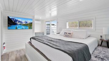 Travel cot, WiFi, bed sheets