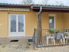 Outdoor dining - Apartment 'Palmiers 2' with Private Garden and Wi-Fi (Cazaubon)