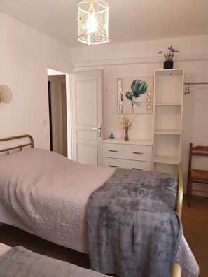 Room - Apartment 'Palmiers 2' with Private Garden and Wi-Fi (Cazaubon)
