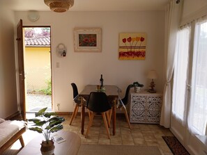 Dining - Apartment 'Palmiers 2' with Private Garden and Wi-Fi (Cazaubon)
