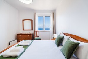 Iron/ironing board, Internet, bed sheets - GueatReady - Ocean view retreat in Caniço (Caniço)