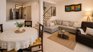 A living room with a round table, a sofa, a lamp, and a staircase. - Nido del Bosque · Coffee Farm Host · Hot Springs 25 min · Pet Friendly (Dosquebradas)