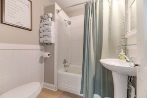 Hair dryer, towels, soap, toilet paper - Charming NKC Bungalow Walkable to Dining & Shops (North Kansas City)