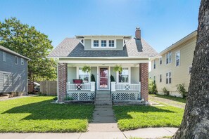 Exterior - Charming NKC Bungalow Walkable to Dining & Shops (North Kansas City)