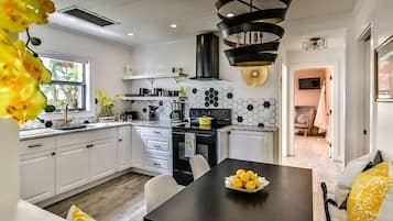 Suite Life , Pet Friendly | Private kitchen | Microwave, stovetop, cookware/dishes/utensils