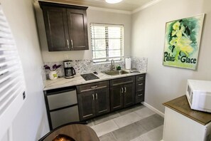 Deluxe Suite, Courtyard View | Private kitchen | Microwave, stovetop, cookware/dishes/utensils - Island View Cottages Sebastian (Sebastian)