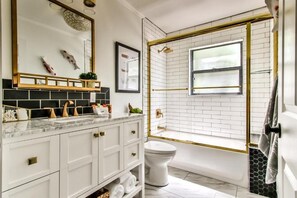 Free toiletries, hair dryer, towels, soap - Island View Cottages Sebastian (Sebastian)