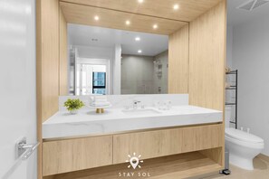 Shower, hair dryer, towels, shampoo - 1BR -Private Balcony - Modern Miami (Miami)