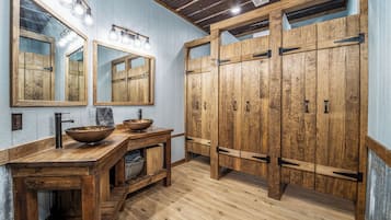 Shower, jetted bath, hair dryer, towels