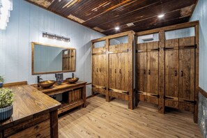 Dusche, Whirlpool, Haartrockner, Handtücher