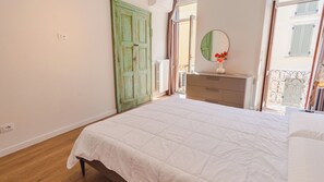 Iron/ironing board, free WiFi, bed sheets - La Piazzuola - One Bedroom Apartment, Sleeps 4 (Salo)