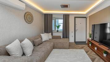 Family Apartment, Sea View | Living area