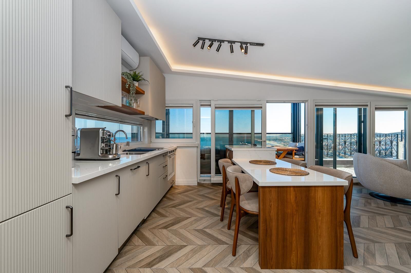 Apartament Comfort, balcó, vistes al mar | Cuina privada | Frigorífic petit, placa de cuina i rentaplats 