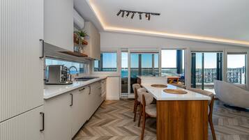 Apartament Comfort, balcó, vistes al mar | Cuina privada | Frigorífic petit, placa de cuina i rentaplats