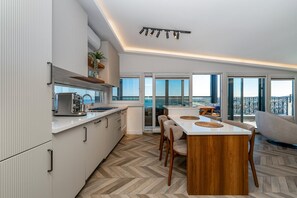 Apartamento Confort, balcón, vistas al mar | Cocina privada | Frigorífico pequeño, placa de cocina y lavavajillas