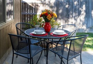 Outdoor dining - Quail Pine Cabin Bend (Bend)