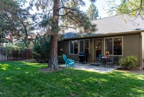 Outdoor dining - Quail Pine Cabin Bend (Bend)