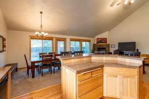 Interior - Quail Pine Cabin Bend (Bend)