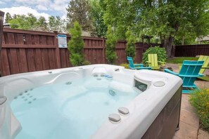 Outdoor spa tub - The Modern Cottage Bend (Bend)