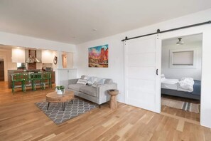 TV, fireplace - The Modern Cottage Bend (Bend)