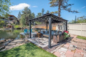 Terrace/patio - Private Pickleball Court + Riverfront Bend Retreat (Bend)