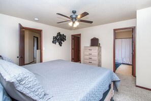 4 bedrooms, iron/ironing board, free WiFi, bed sheets - 4BR South Fargo, Sleeps 6, Fenced Yard, Games (Fargo)