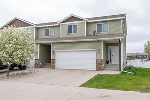 Exterior - 4BR South Fargo, Sleeps 6, Fenced Yard, Games (Fargo)