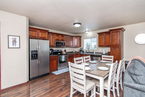 4BR South Fargo, Sleeps 6, Fenced Yard, Games