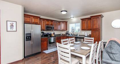 4BR South Fargo, Sleeps 6, Fenced Yard, Games