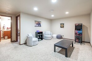 Interior - 4BR South Fargo, Sleeps 6, Fenced Yard, Games (Fargo)