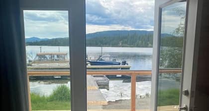 Charming Waterfront Cabin on the Lake at Tiffanys Resort on Curlew Lake