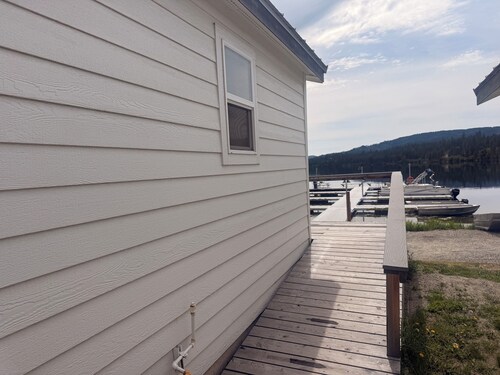 Charming Waterfront Cabin on the Lake at Tiffanys Resort on Curlew Lake