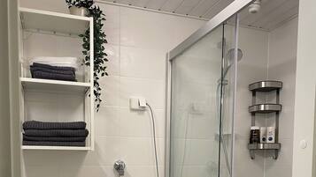 Dusche, Haartrockner, Bidet, Handtücher