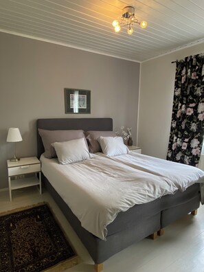 2 makuuhuonetta, silitysrauta/-lauta, ilmainen Wi-Fi, vuodevaatteet